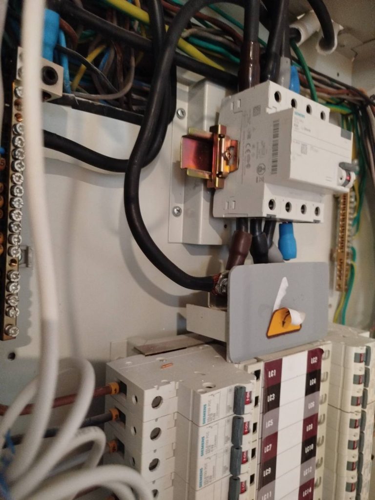 เมนเบรกเกอร์