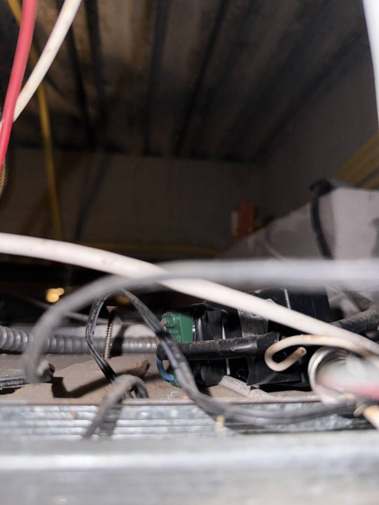 สายไฟบนฝ้า