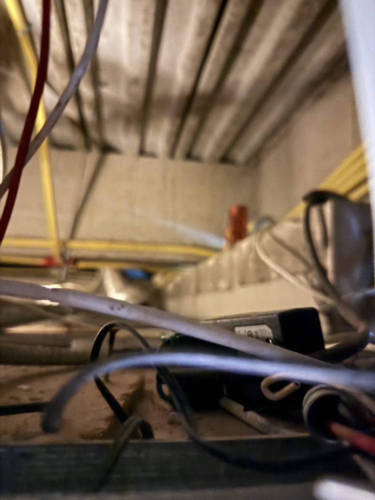 สายไฟบนฝ้า