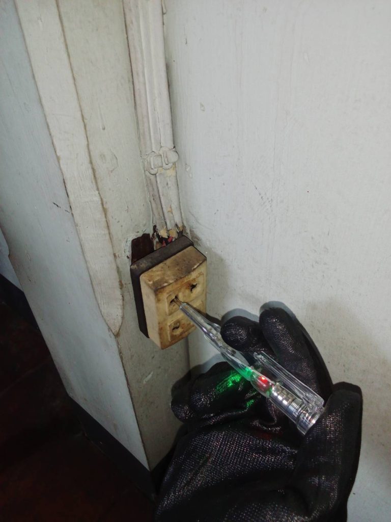 ตรวจสอบเต้ารับเก่าที่ควรเปลี่ยน