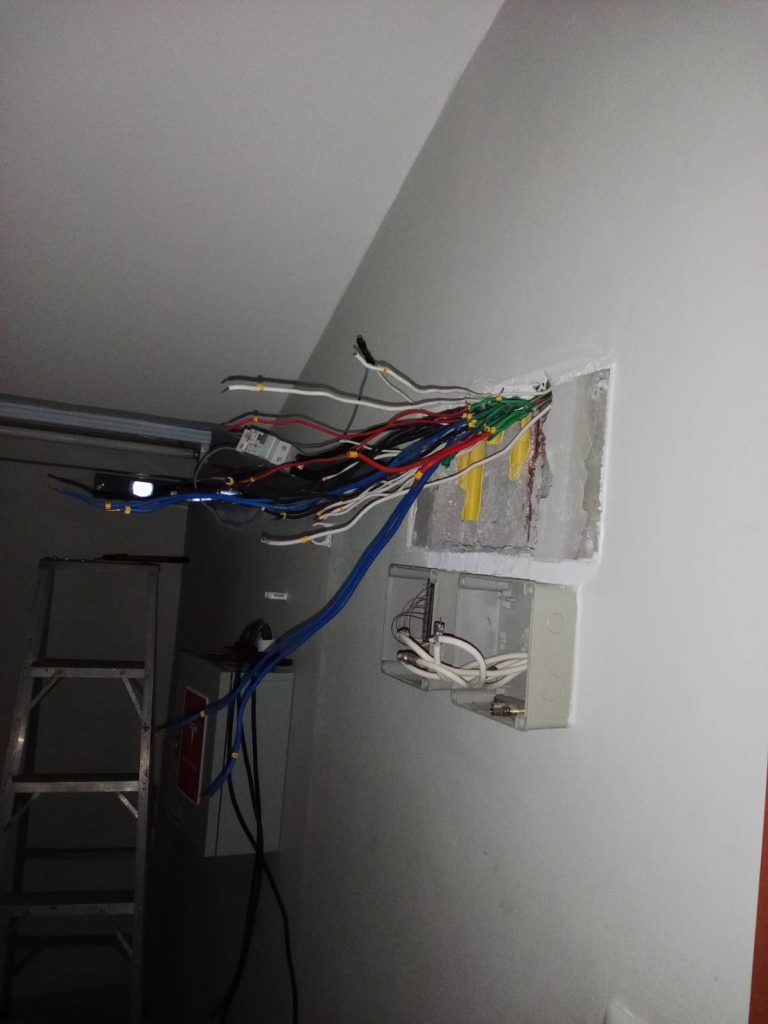 เตรียมติดตั้งตู้โหลดเซ็นเตอร์