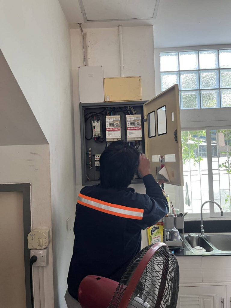 ช่างตรวจเช็กตู้เมนไฟฟ้า