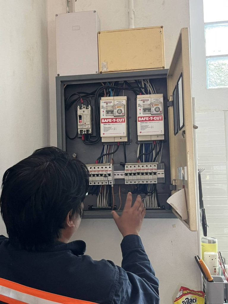 ช่างตรวจเช็กตู้เมนไฟฟ้า