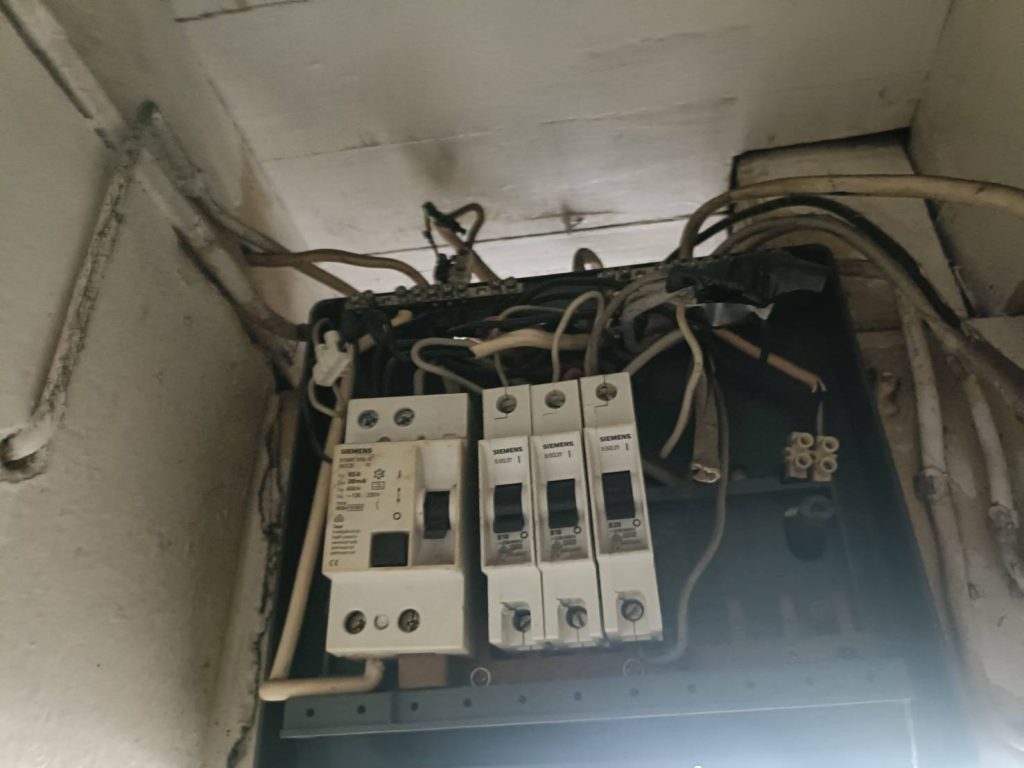 เบรกเกอร์ (circuit breaker)