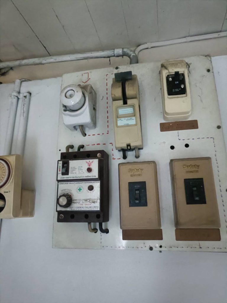 เครื่องตัดไฟรั่ว(Super Cut)
เบรกเกอร์ (circuit breaker)