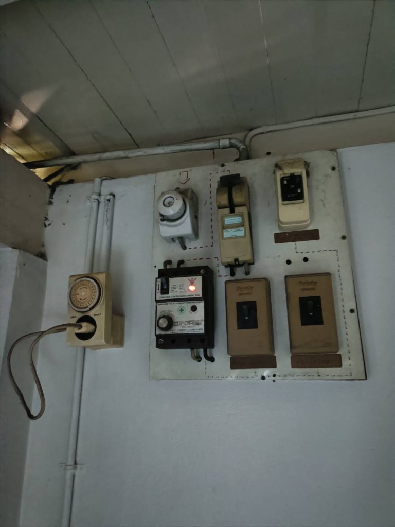 เครื่องตัดไฟรั่ว(Super Cut)
เบรกเกอร์ (circuit breaker)