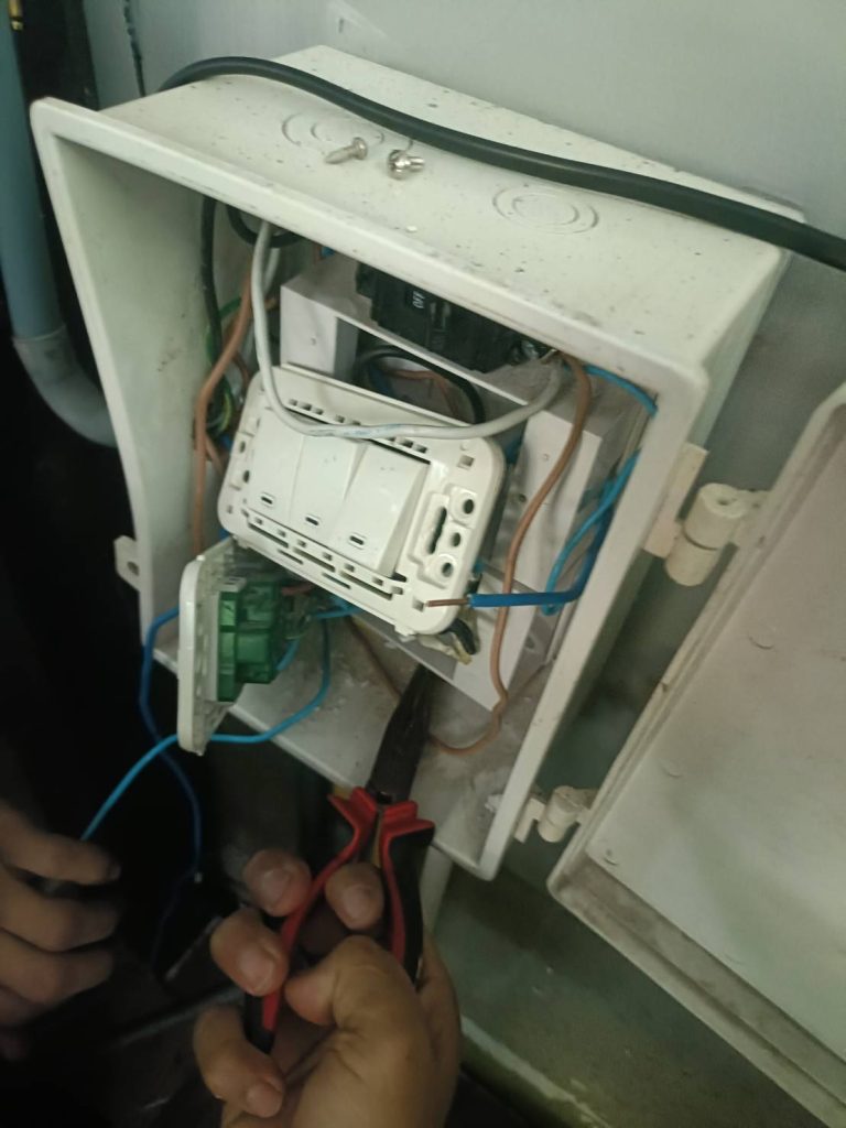 ตรวจสอบการใช้งานปลั๊กไฟและเต้าปลั๊กไฟ