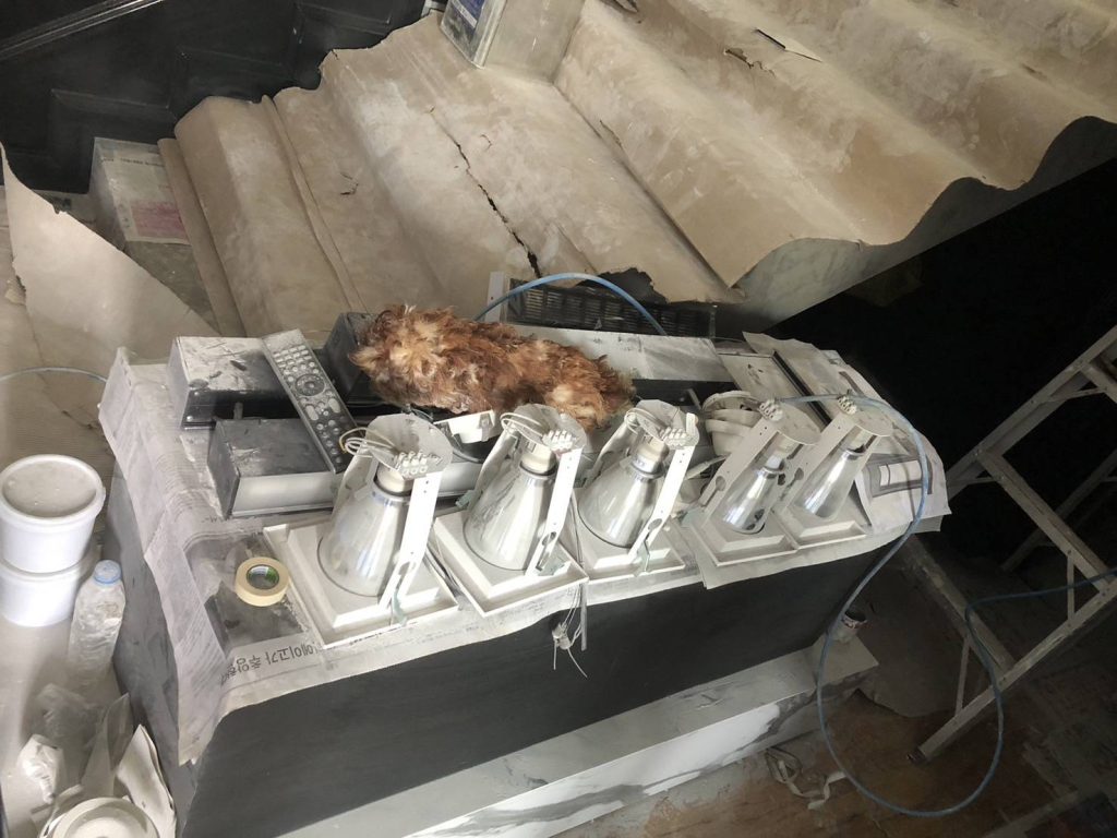 โคมไฟดาวน์ไลท์รอการติดตั้ง