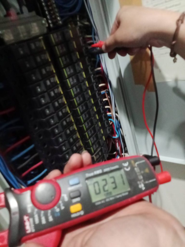 ตรวจเช็กเบรกเกอร์ในตู้โหลด