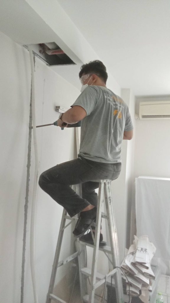 กรีดผนังเพื่อติดตั้งท่อร้อยสายไฟ