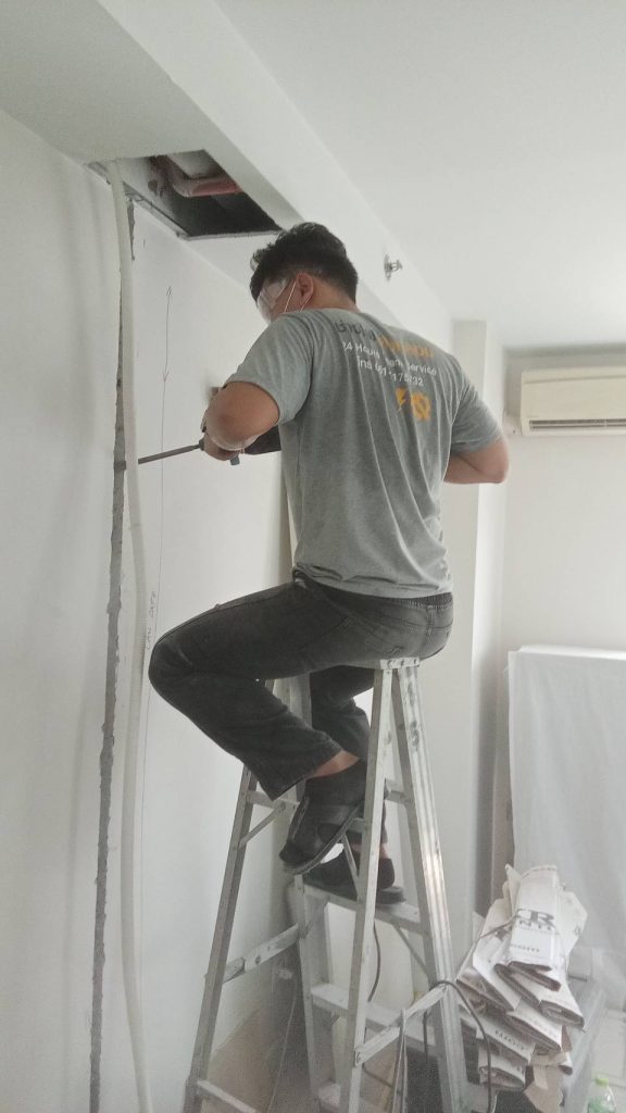 กรีดผนังเพื่อติดตั้งท่อร้อยสายไฟ