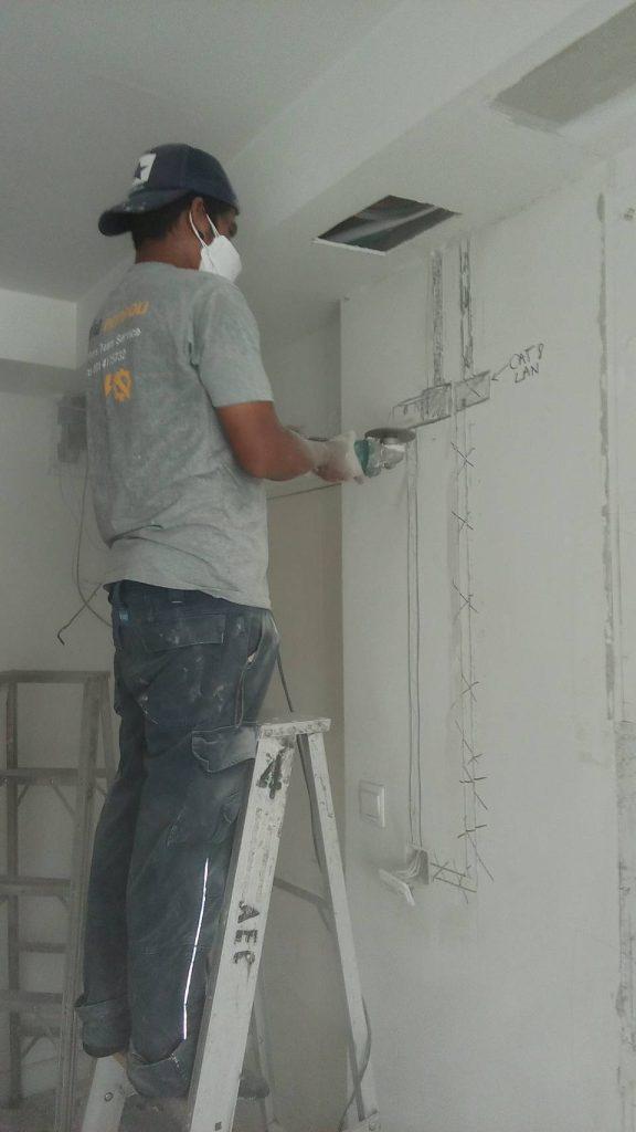 กรีดผนังเพื่อติดตั้งท่อร้อยสายไฟ