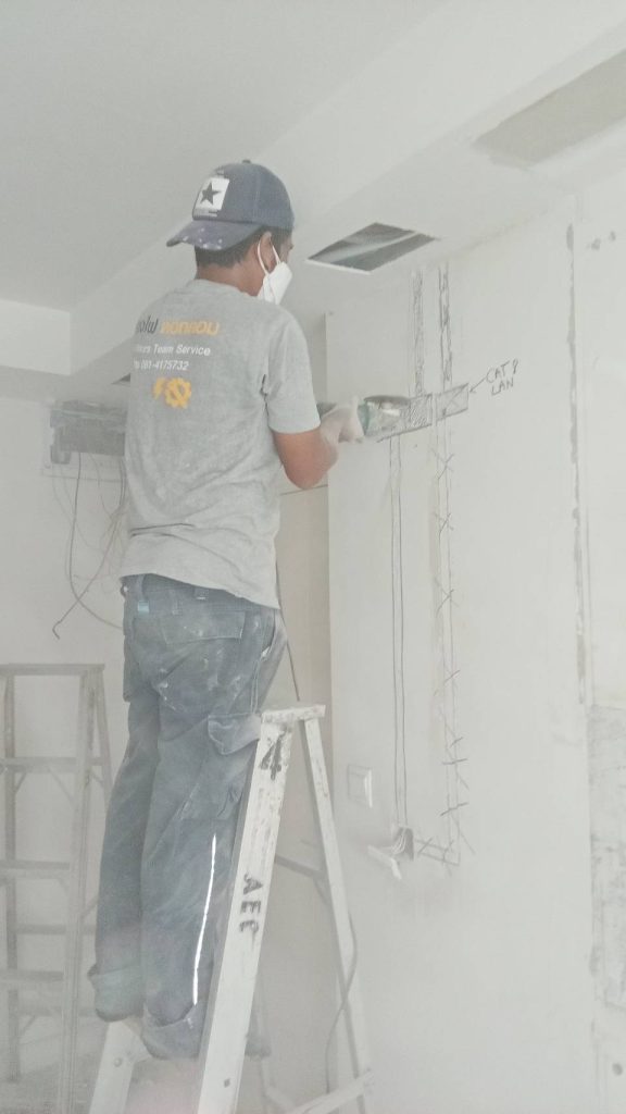 กรีดผนังเพื่อติดตั้งท่อร้อยสายไฟ