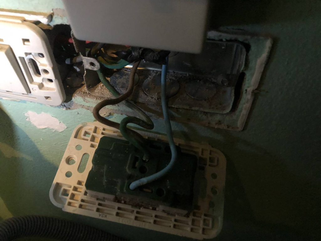 ตรวจเช็กปลั๊กไฟ