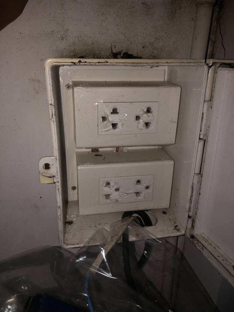 ตรวจเช็กปลั๊กไฟ