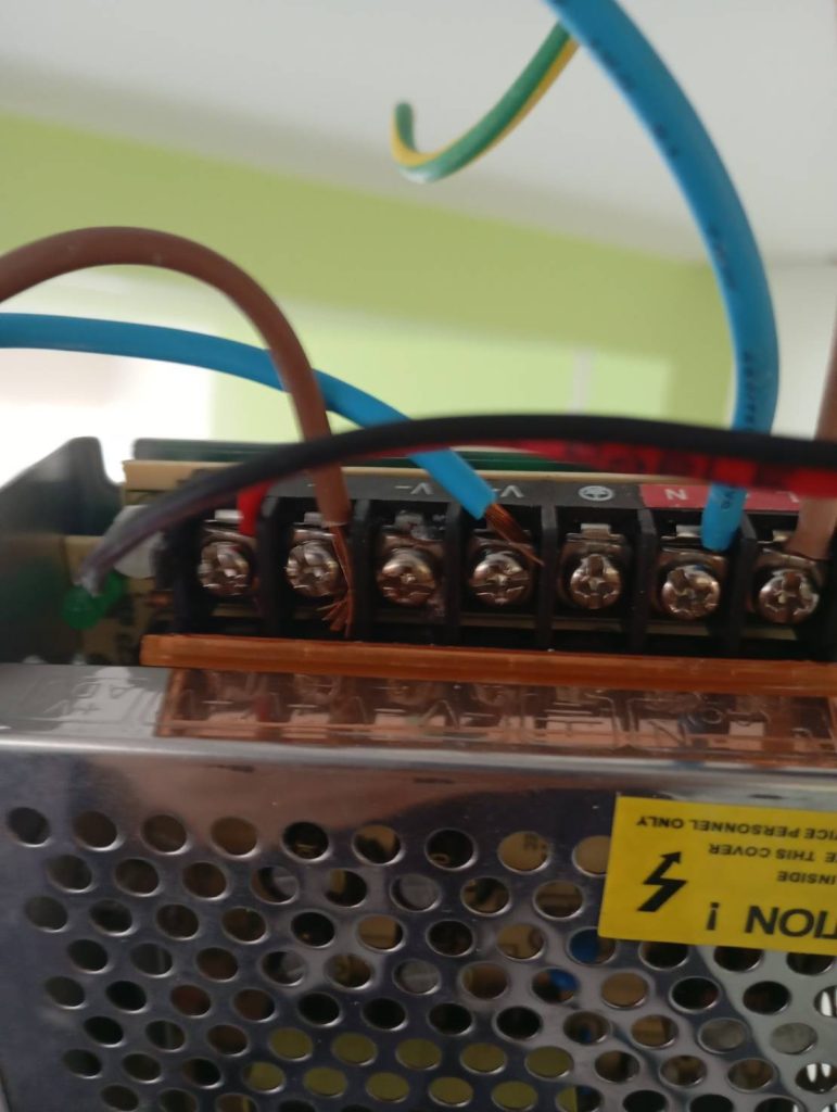 สายไฟสวิตช์ชิ่งที่ติดตั้งไว้ไม่ดี