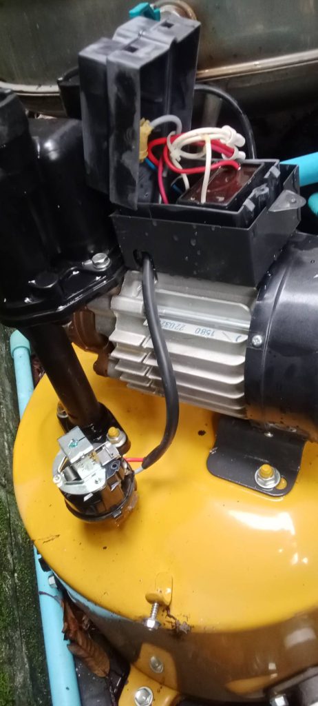 ช่างไฟฟ้าตรวจเช็กปั๊มน้ำ