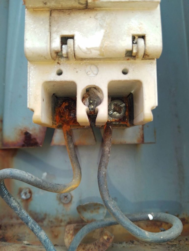 จุดต่อสายไฟเบรกเกอร์ที่มีสนิมเกาะ