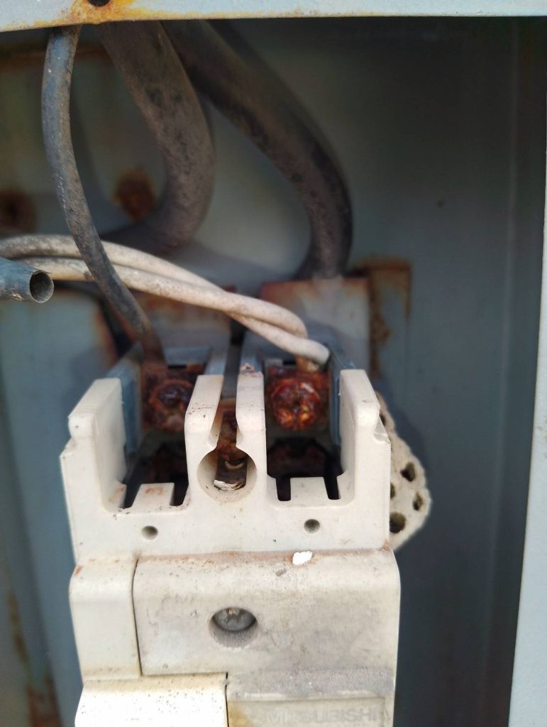 จุดต่อสายไฟเบรกเกอร์ที่มีสนิมเกาะ