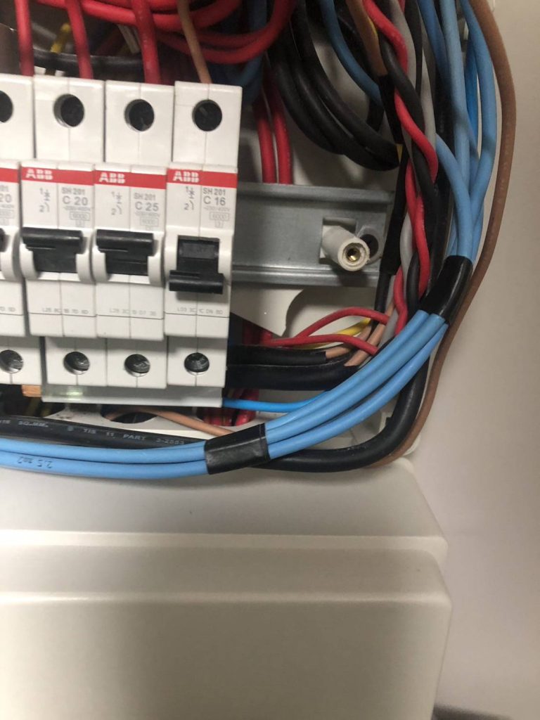 เบรกเกอร์ในตู้คอนซูมเมอร์