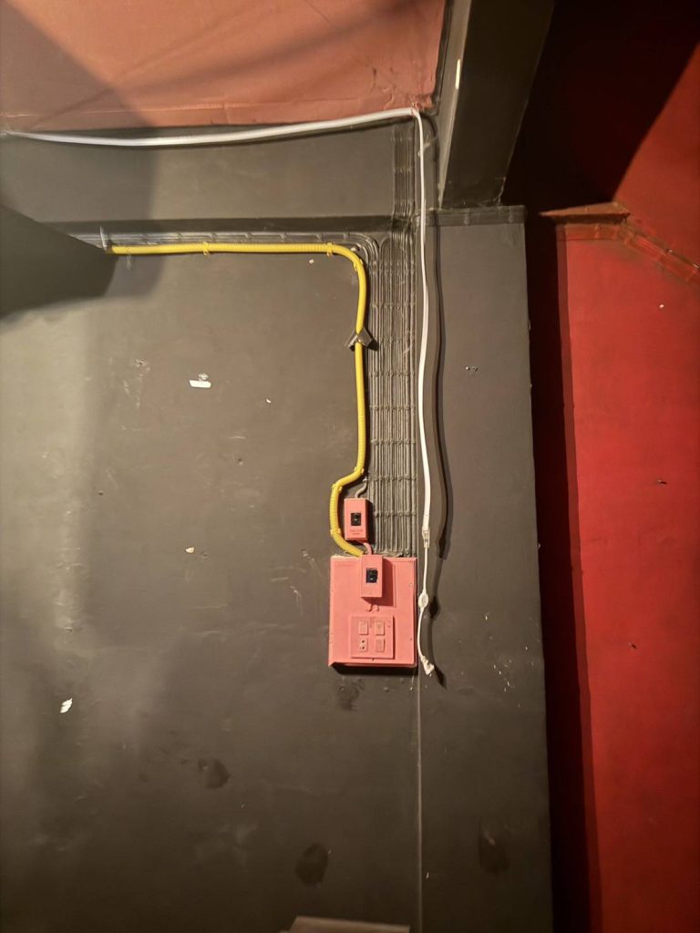 แผงควบคุมไฟฟ้า