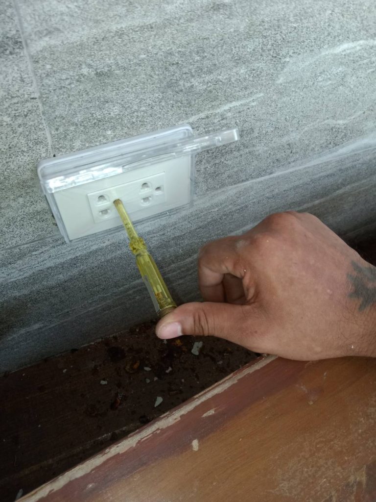 เช็กปลั๊กไฟ