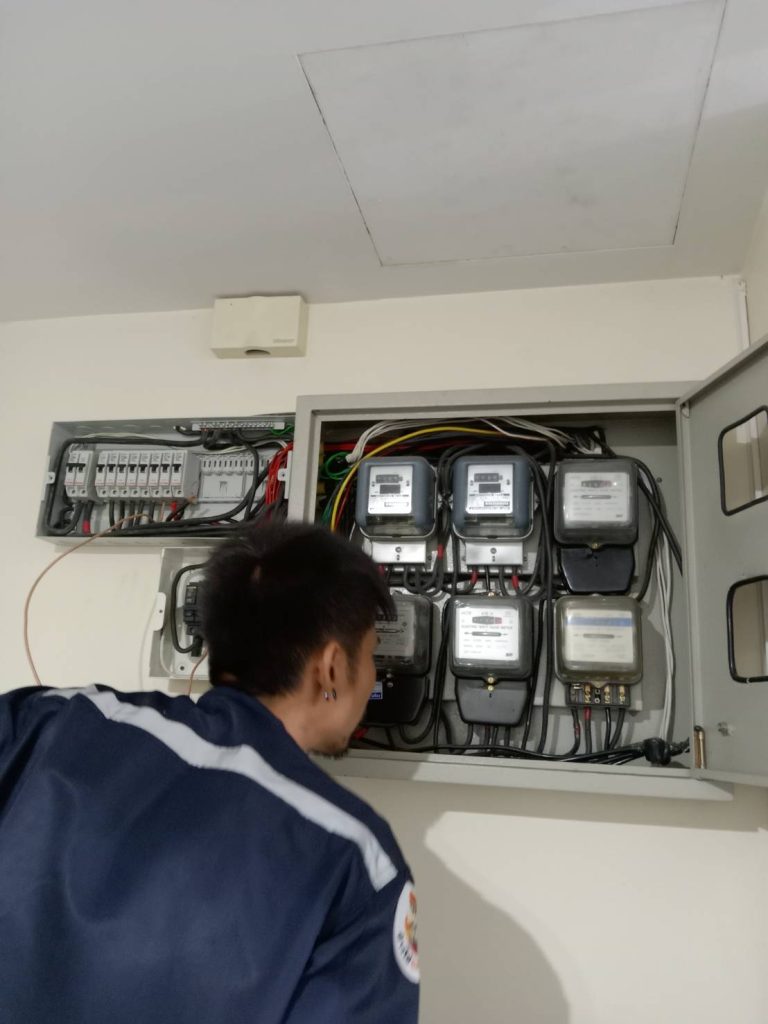 ช่างไฟฟ้าตรวจเช็กแผงควบคุมไฟฟ้า