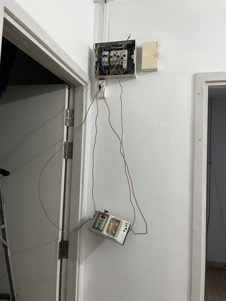 “งานติดตั้งตู้คอนซูมเมอร์ไฟฟ้า พร้อมต่อสายเข้ากับอุปกรณ์ตัดไฟรั่ว (ELCB) เพื่อความปลอดภัยในระบบไฟฟ้า โดยทีมช่างไฟดอทคอม”
