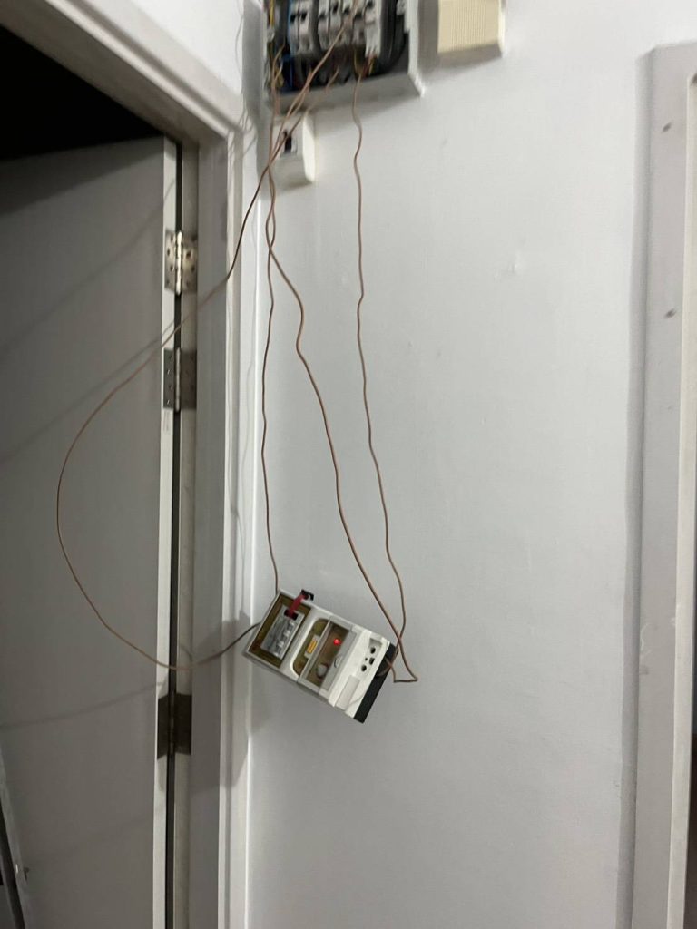 “งานติดตั้งตู้คอนซูมเมอร์ไฟฟ้า พร้อมต่อสายเข้ากับอุปกรณ์ตัดไฟรั่ว (ELCB) เพื่อความปลอดภัยในระบบไฟฟ้า โดยทีมช่างไฟดอทคอม”