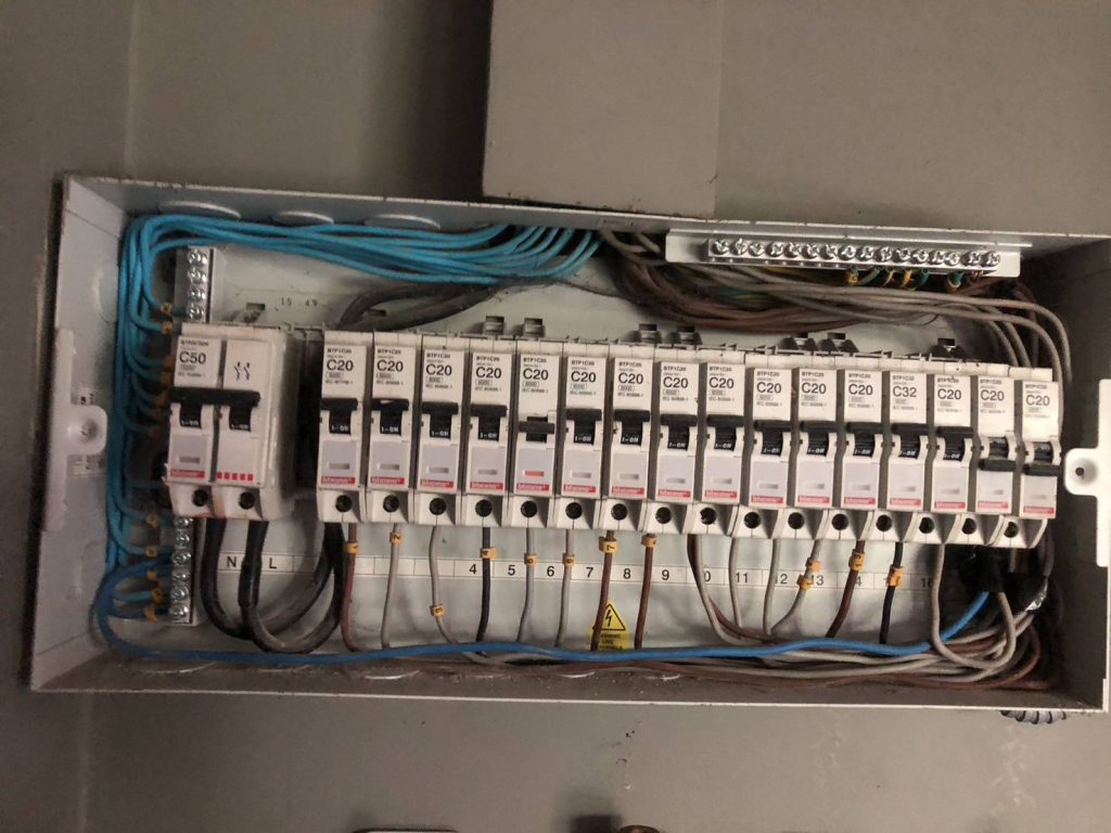 เบรกเกอร์ในตู้คอนซูมเมอร์