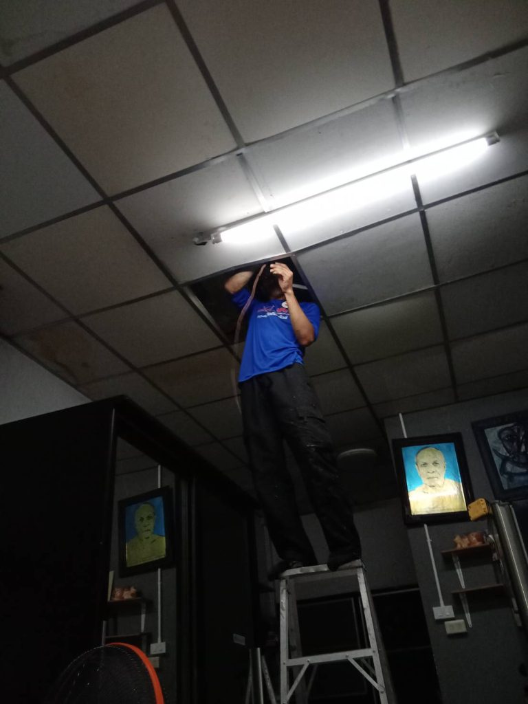 ปีนบันไดเช็กสายไฟบนฝ้า