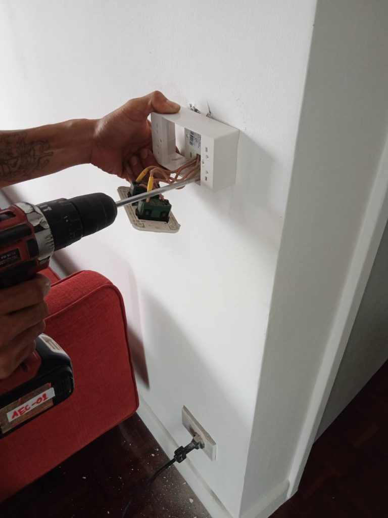 ติดตั้งปลั๊กไฟ