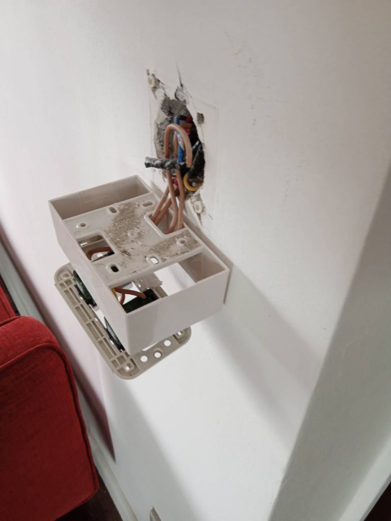 ติดตั้งปลั๊กไฟ