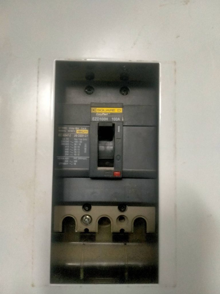 เมนเบรกเกอร์