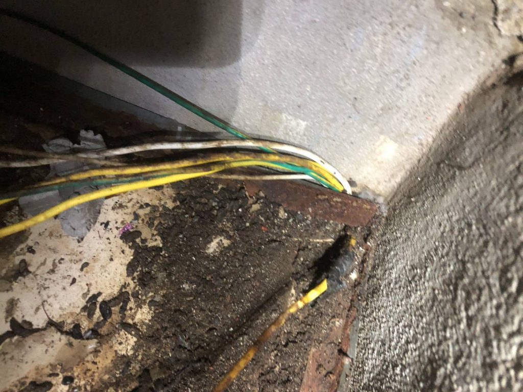 สายไฟใต้ฝ้า