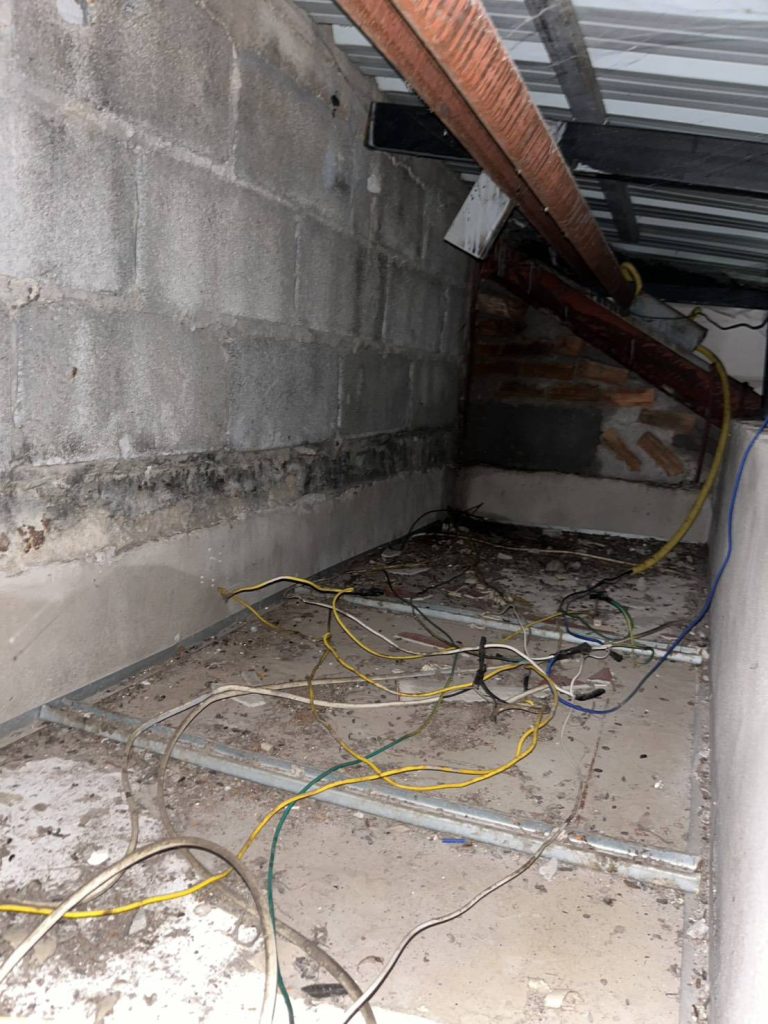 สายไฟใต้ฝ้า