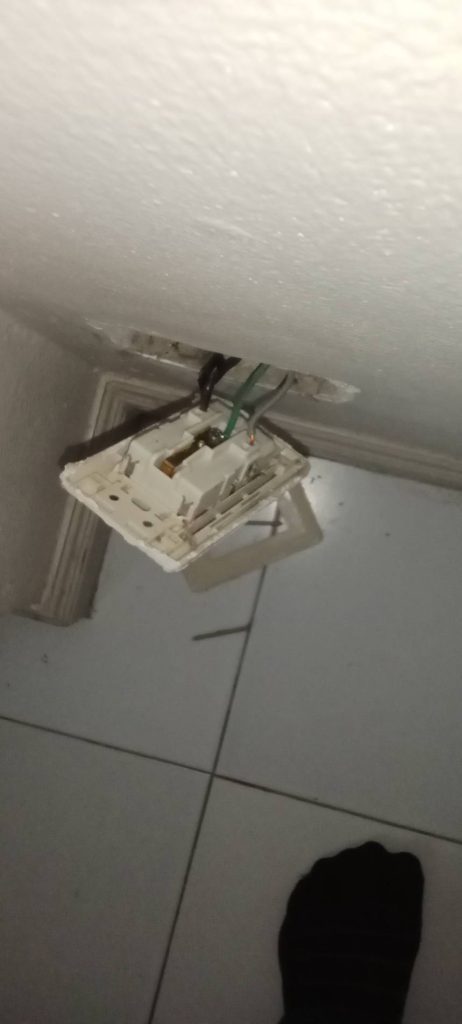 รื้อปลั๊กเช็กสายไฟ