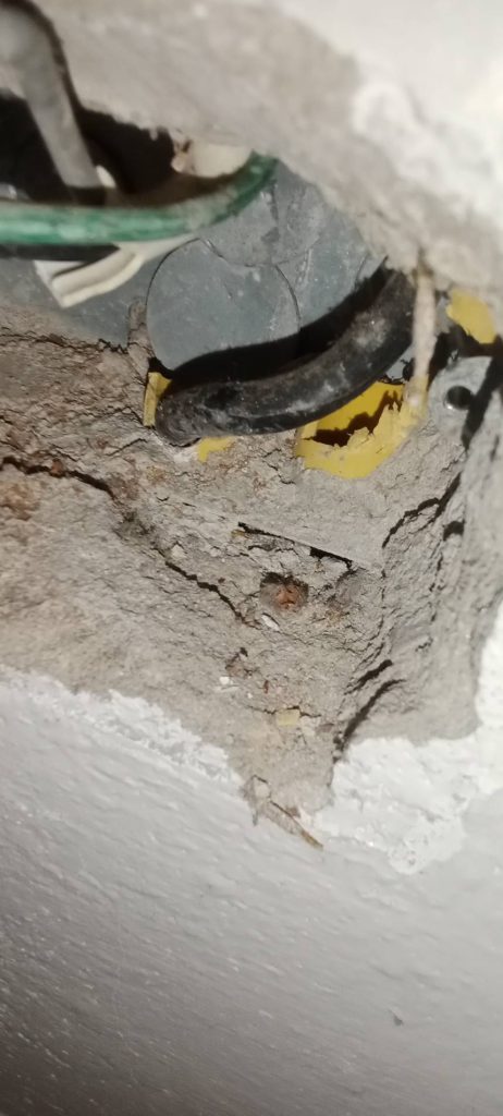 เช็กสายไฟในปลั๊ก