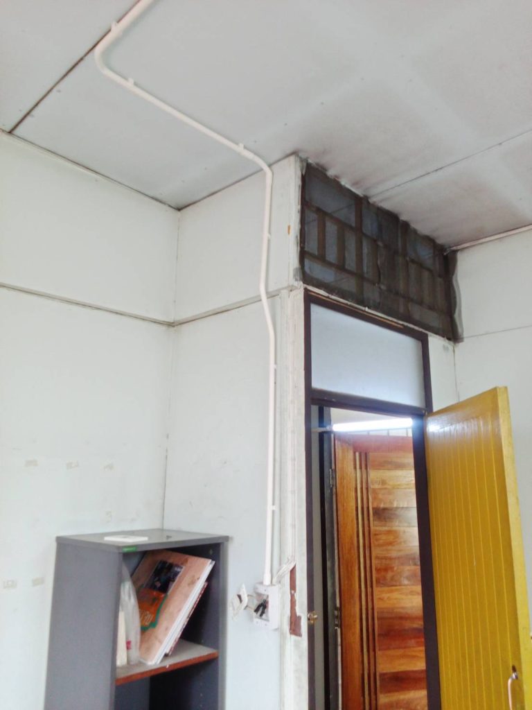 แนวท่อสายไฟและปลั๊กที่ยังติดตั้งไม่เสร็จ