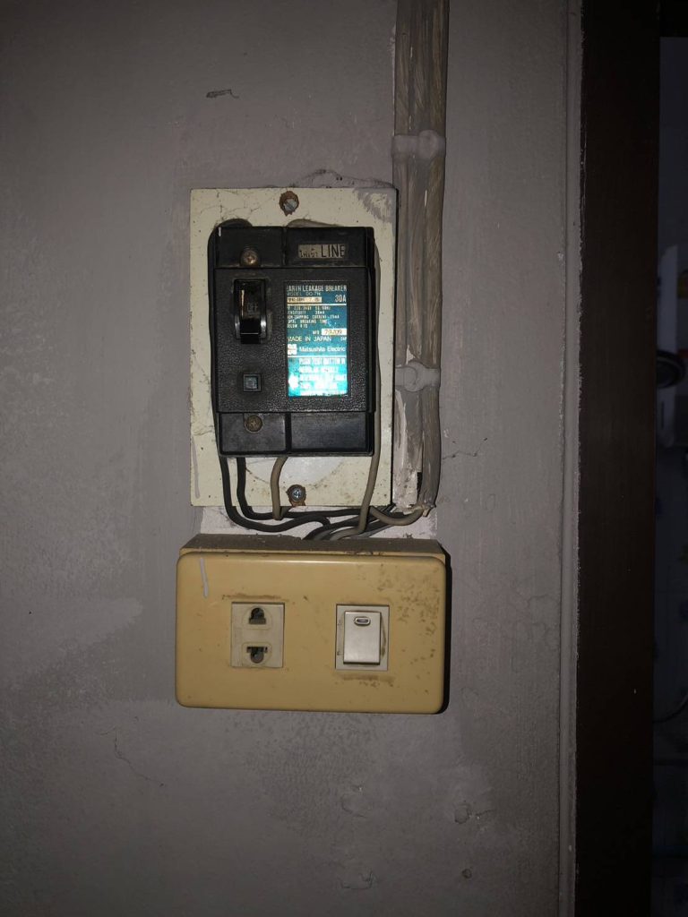 เบรกเกอร์และปลั๊กไฟ