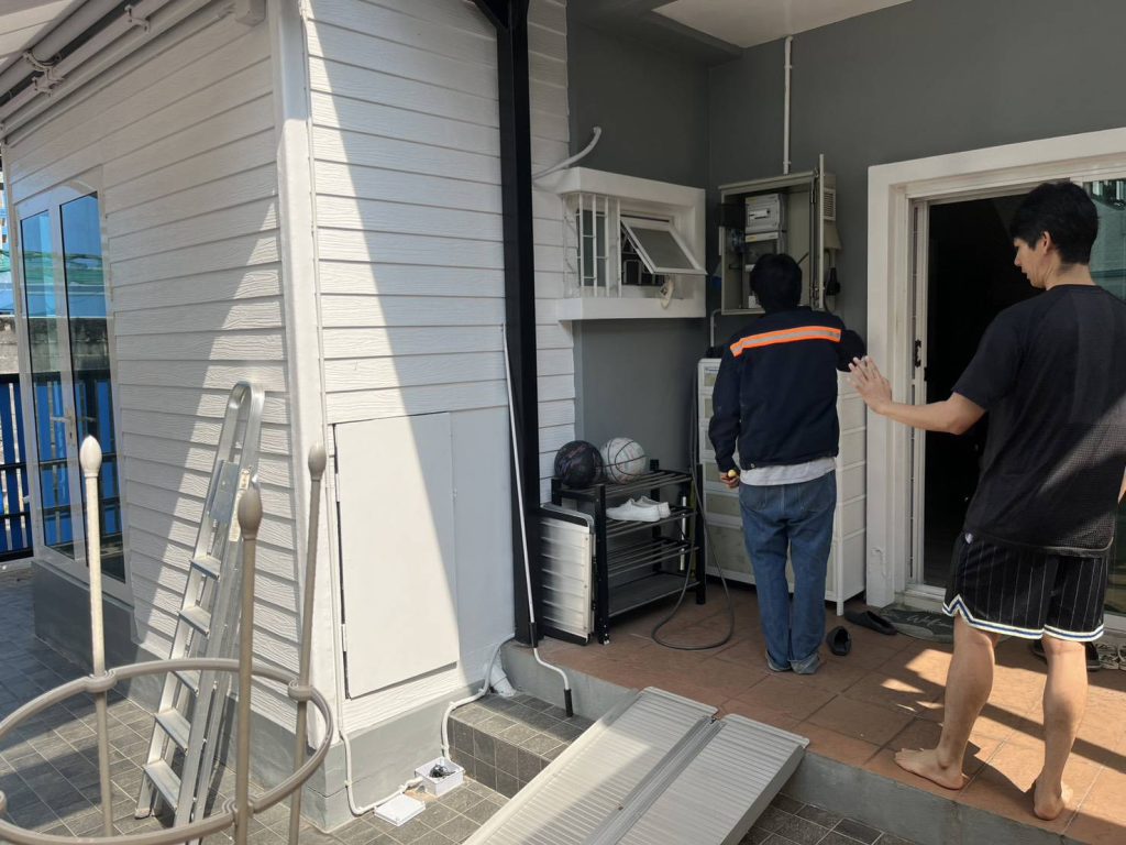 ช่างตรวจเช็กตู้ไฟ