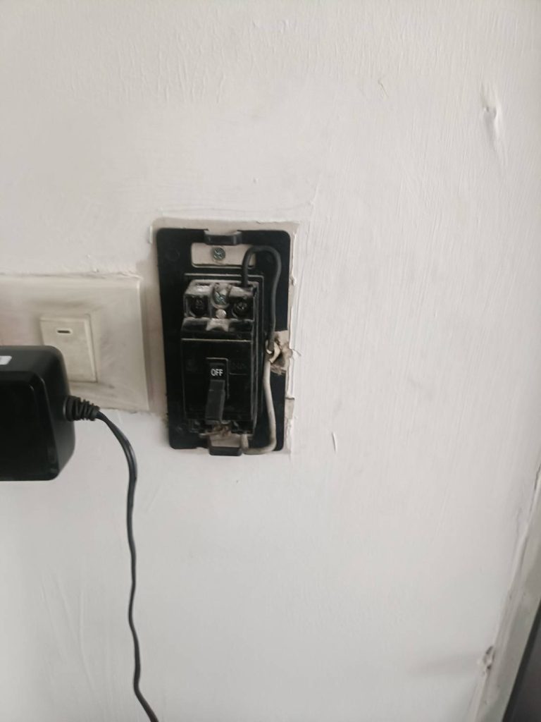 เบรกเกอร์ (circuit breaker)