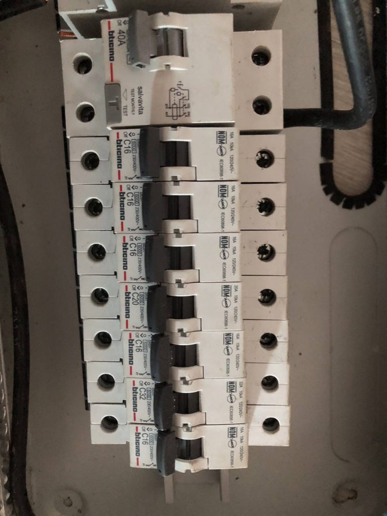 เบรกเกอร์