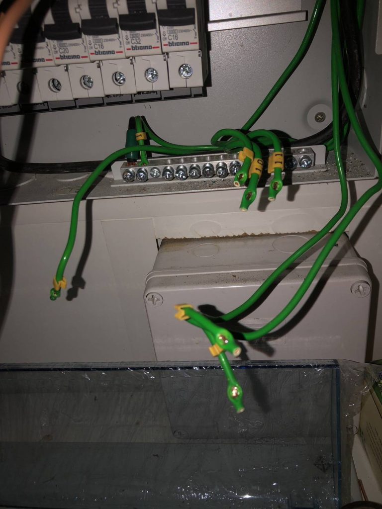 เช็กสายไฟในตู้คอนซูมเมอร์