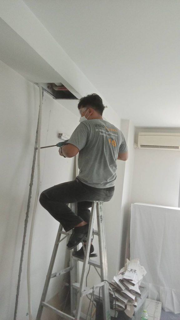 กรีดผนังเพื่อติดตั้งท่อร้อยสายไฟ