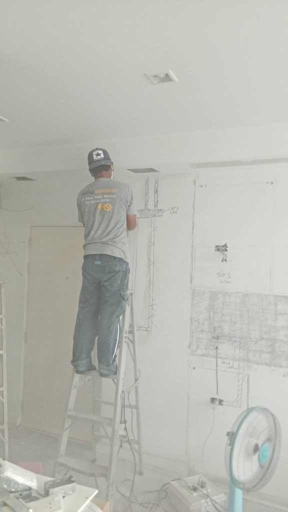 กรีดผนังเพื่อติดตั้งท่อร้อยสายไฟ