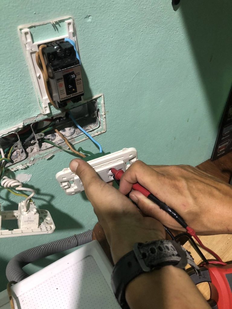 ตรวจเช็กปลั๊กไฟ