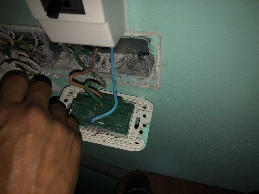 ตรวจเช็กปลั๊กไฟ