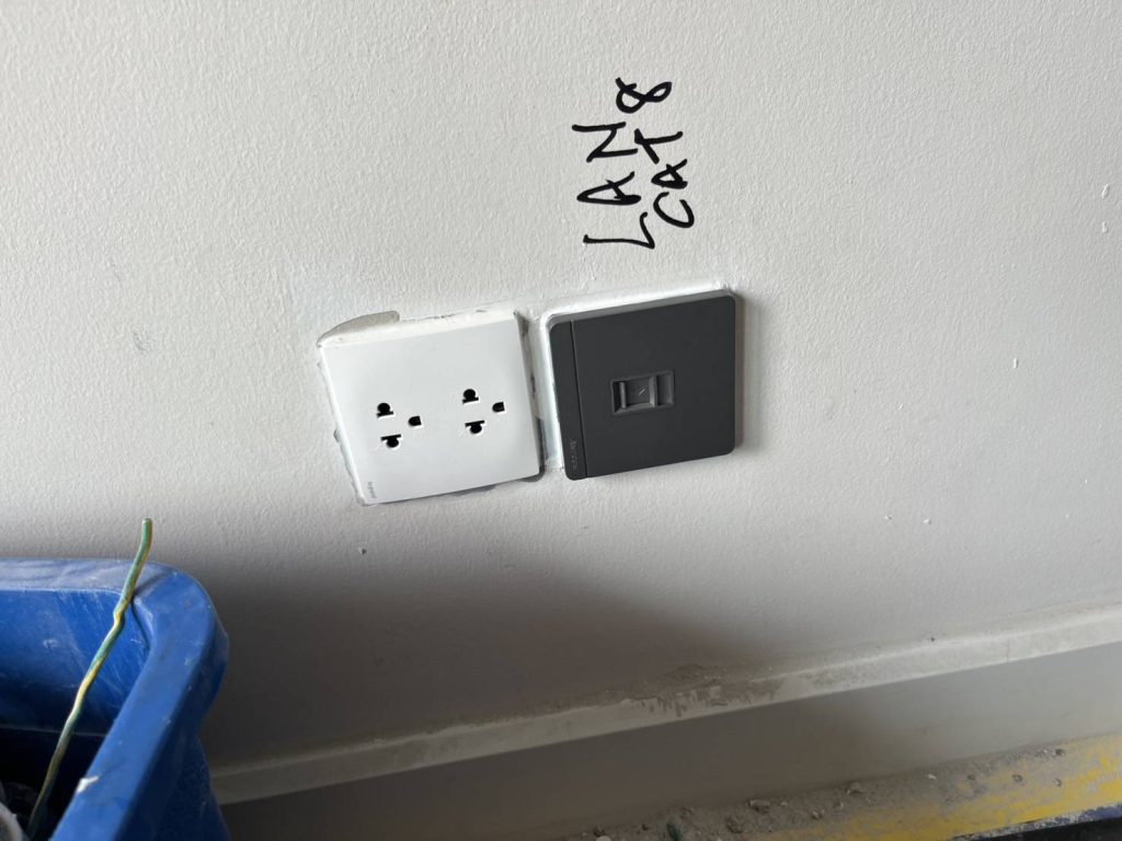 ปลั๊กไฟและจุดติดตั้งสายlan