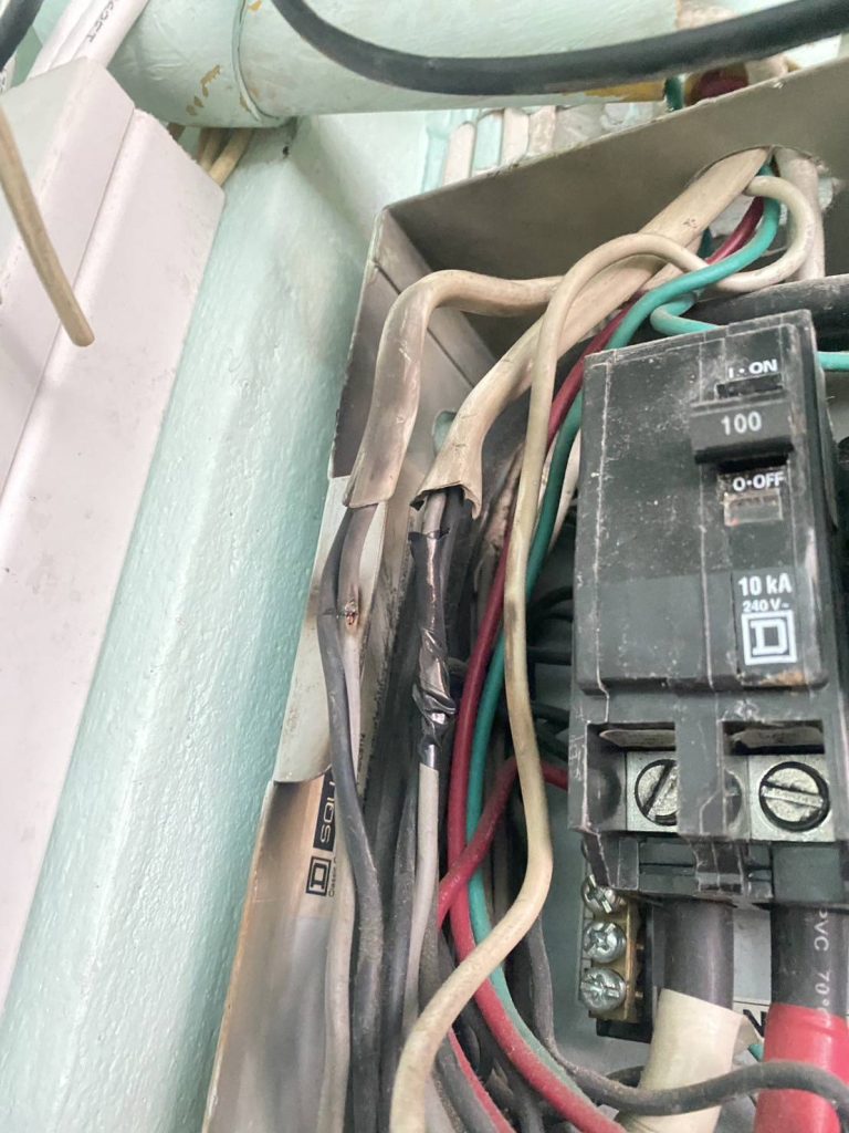 เมนเบรกเกอร์